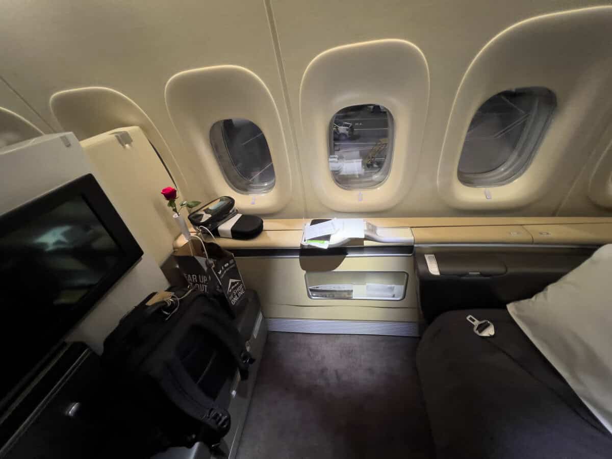 Commercial aircraft cabin for a long-distance medical escort